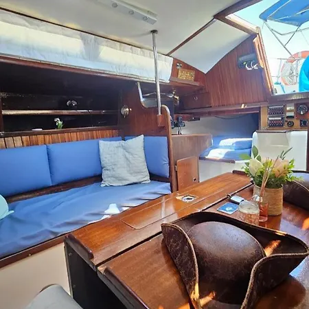 Boat Puma 34 ספינת מלון *